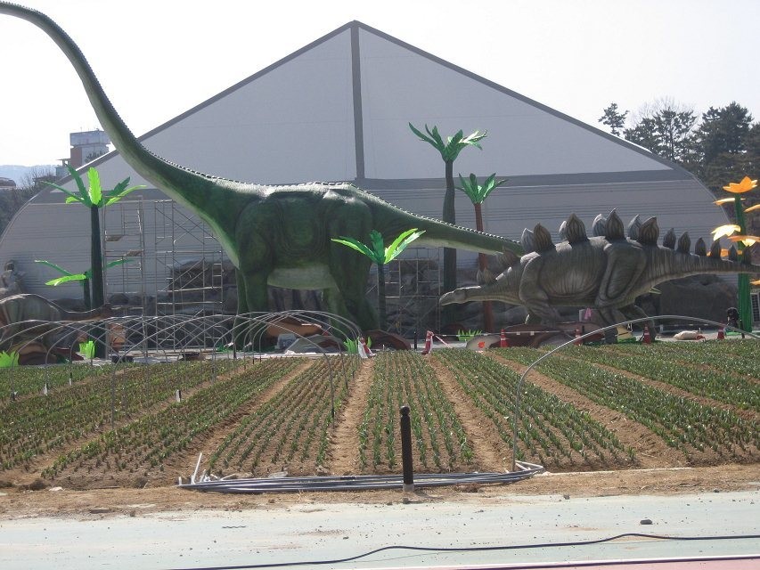 山东滨州房地产开发商引进6只恐龙吸引顾客